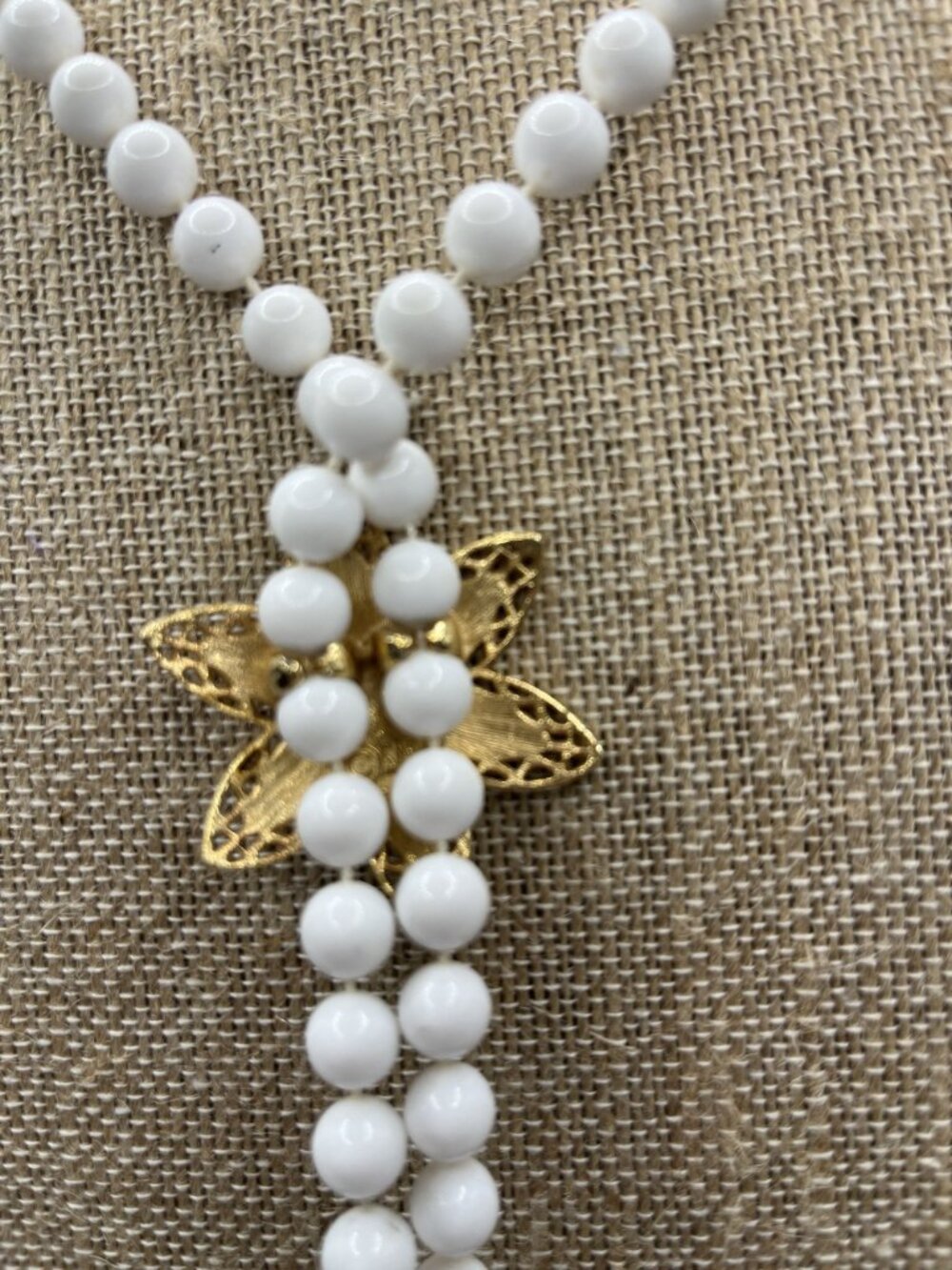 Sarah Coventry 42" White Beaded Necklace With Gold Tone Star Pendant - Picture 4 of 10